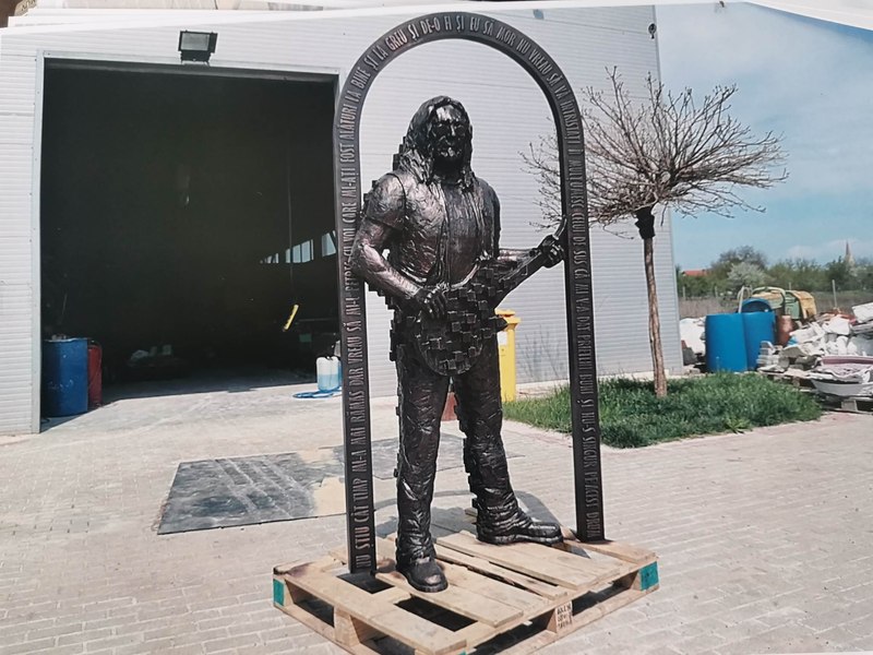 Monumentul pentru regretatul chitarist Adi Bărar s-a împotmolit în hățișurile birocrației românești FOTO