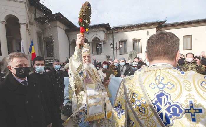 Bucureşti. Patriarhul Daniel i-a stropit pe enoriaşi cu apă sfinţită Foto: Sever Gheorghe