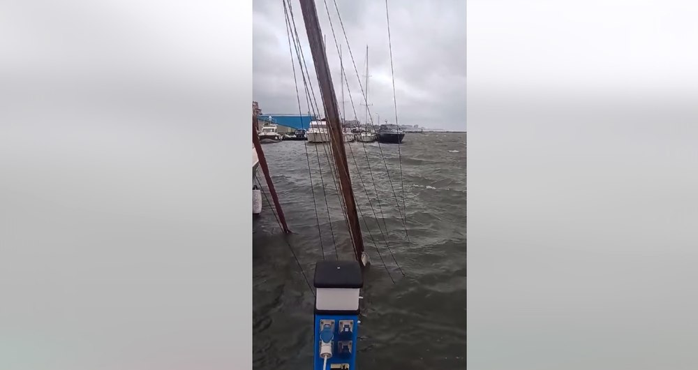 Constanța: Furtuna violentă de noaptea trecută a scufundat un velier în Portul Tomis VIDEO