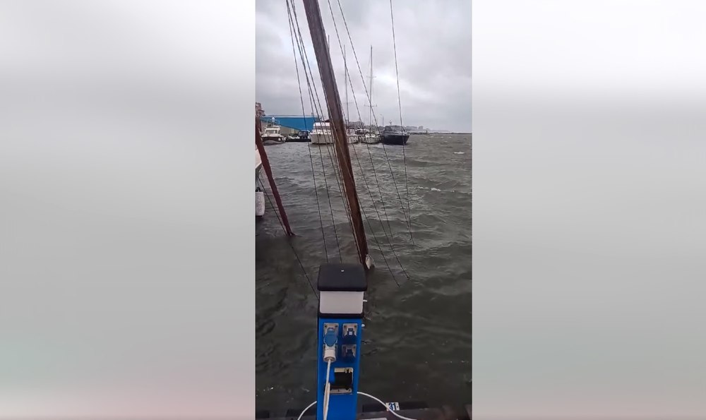 Constanța: Furtuna violentă de noapte trecută a scufundat un velier în Portul Tomis VIDEO
