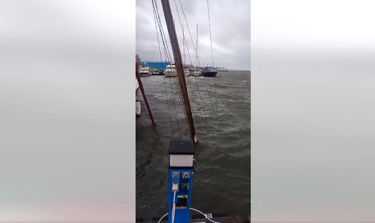 Doar catargul velierului se mai vede din marea învolburată