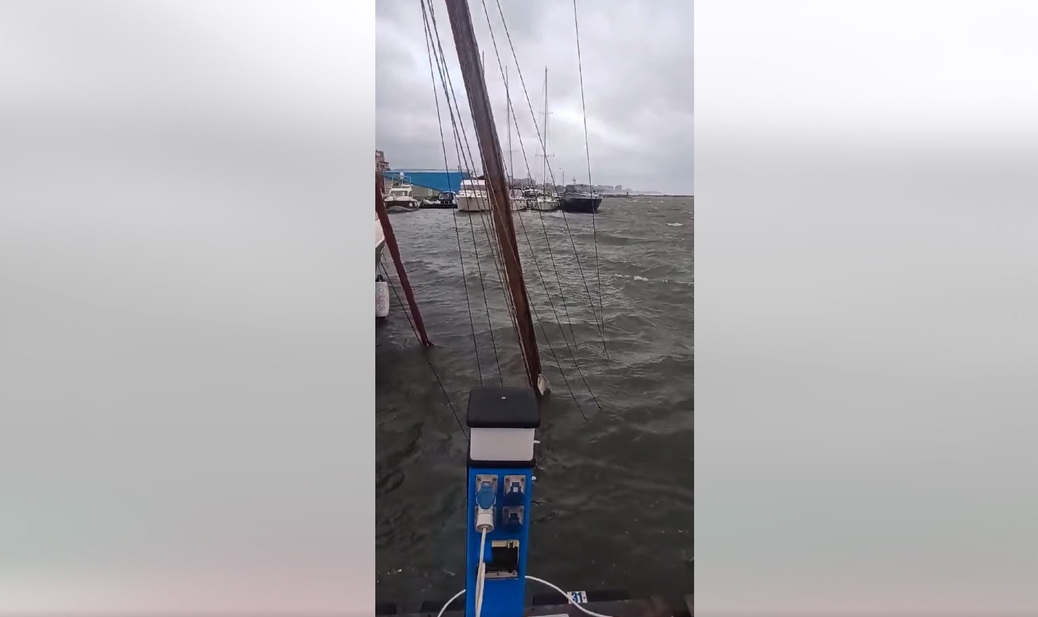 Furtuna puternică a noaptea trecută a scufundat un vas în Portul Constanța VIDEO