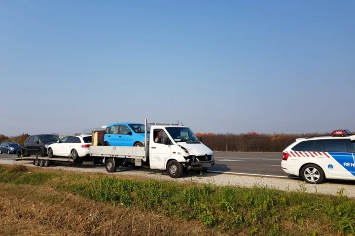 Camioneta ducea spre România trei maşini FOTO Police.hu