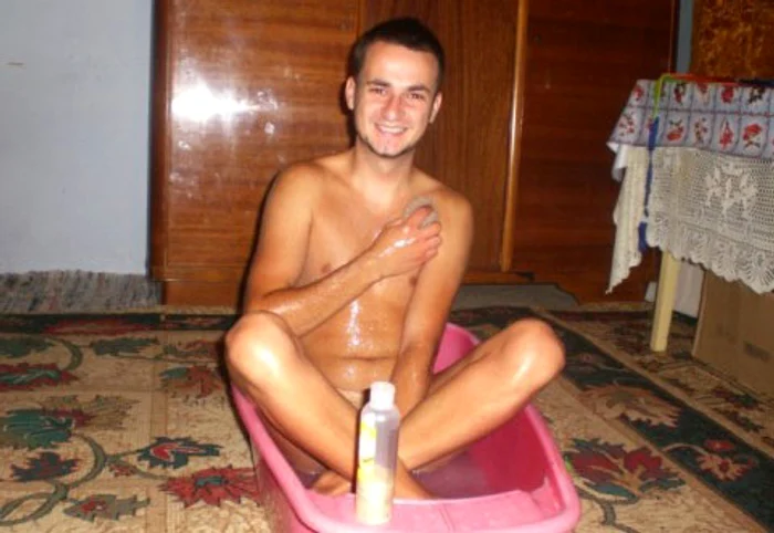 Telefonul şi oglinda, principalele instrumente ale cocalarului