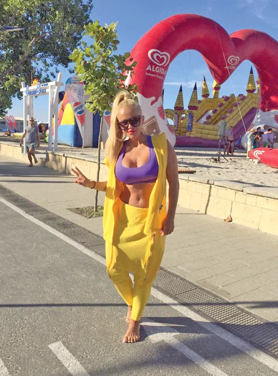 Fără tocuri, Anda Adam are o înălţime de 1,60 m