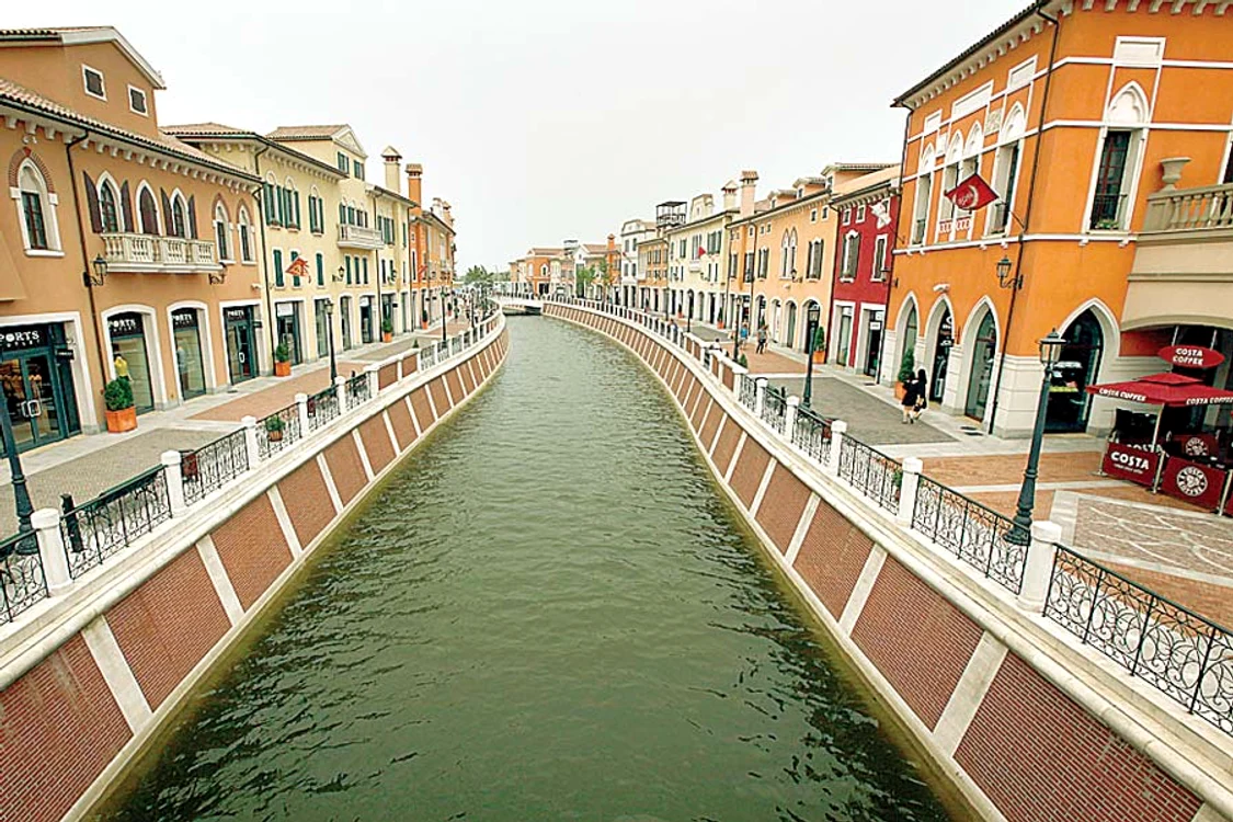 Vatican: Piaţa Sf. Petru Inaugurare: 2004 Locaţie: Shenzen (Fotografii: photoland/corbis/reuters/afp)