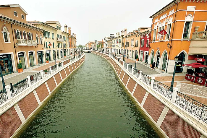 Vatican: Piaţa Sf. Petru Inaugurare: 2004 Locaţie: Shenzen (Fotografii: photoland/corbis/reuters/afp)