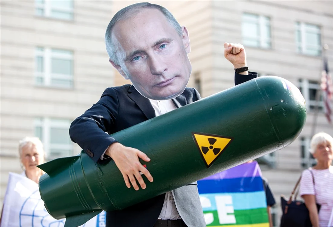 Activist anti-război cu o machetă de bombă nucleară în brațe Foto EPA EFE