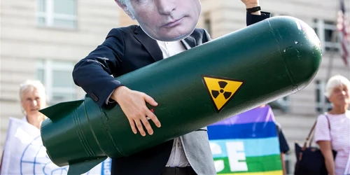 actvist germania masca vladimir putin racheta nucleara in brate foto epa efe jpg