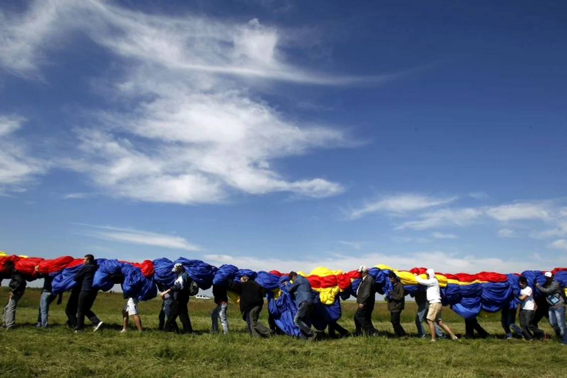 Cel mai mare drapel naţional din lume, expus la aerodromul Clinceni. (Foto: Bogdan Cristel/Reuters)