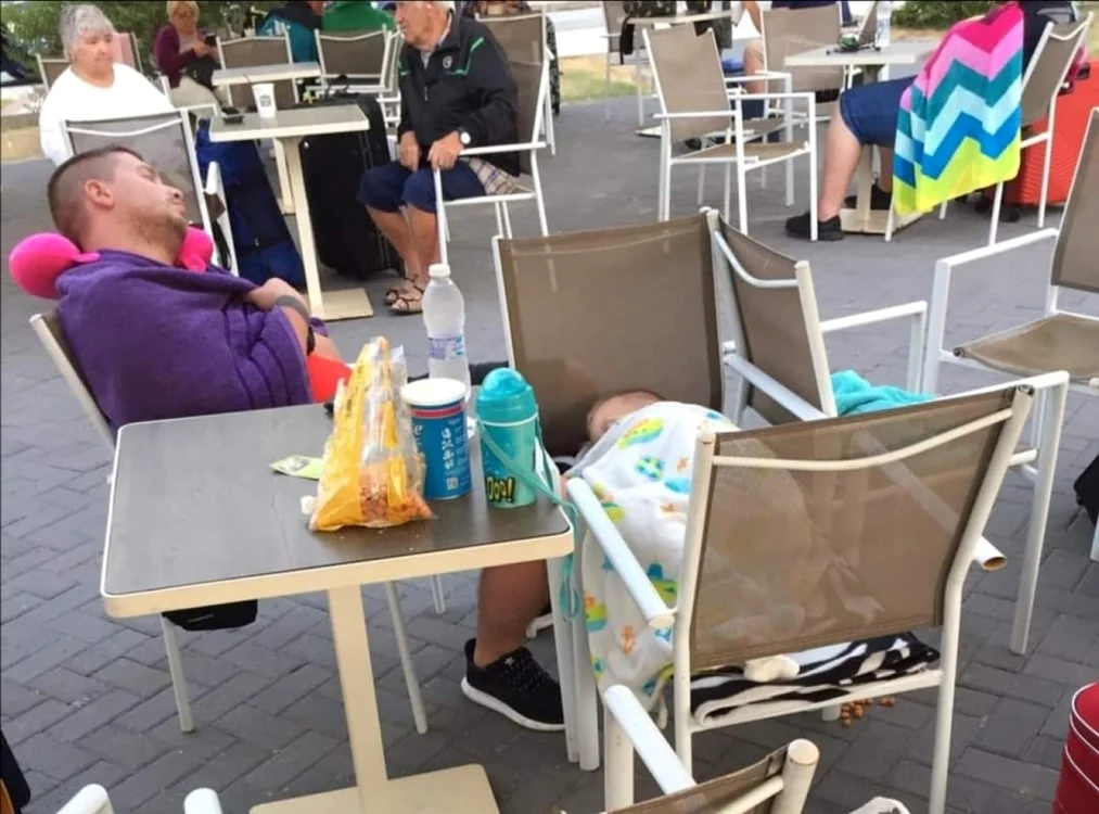români în vama kuşata - foto facebook Laura Ivăncioiu