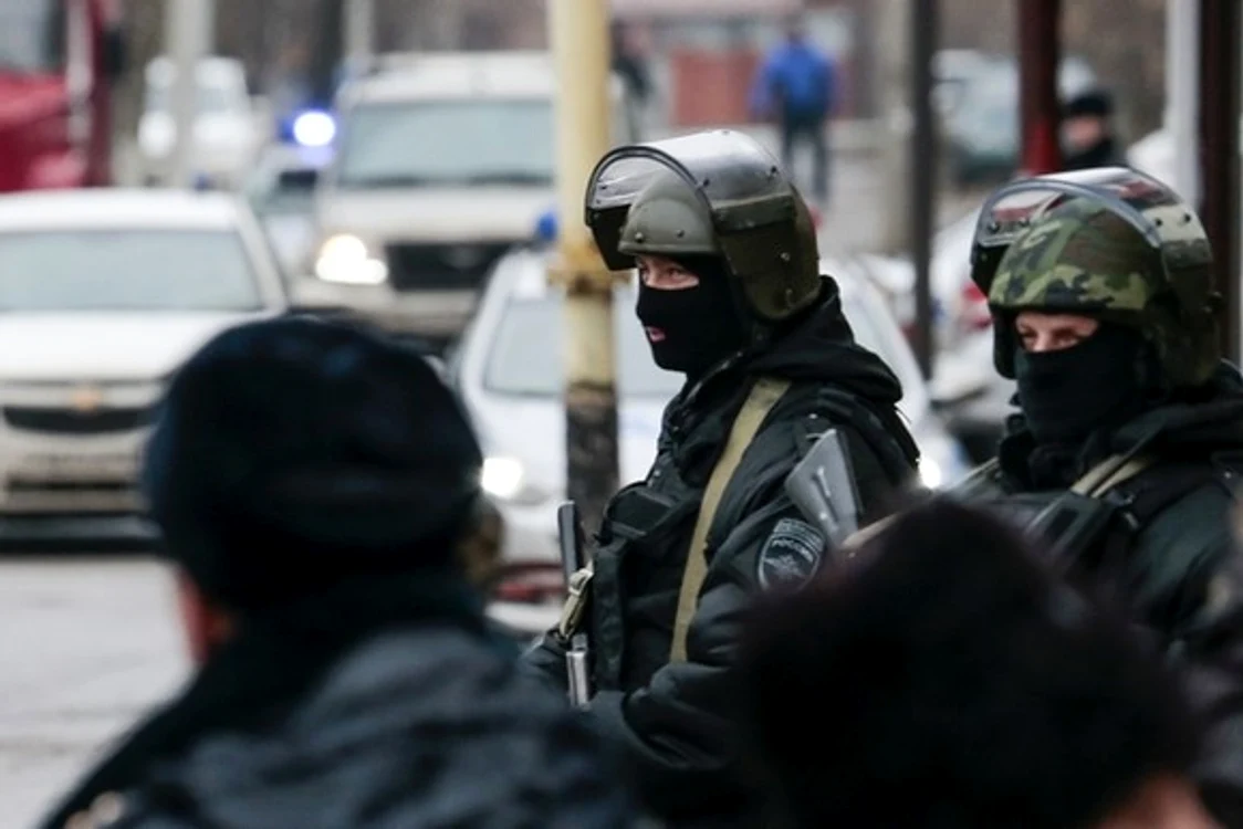 
    Potrivit unor informaţii, acesta ar fi cerut personalului din clădire să iasă afară şi nu a luat ostaticiFoto: Arhiva Click!  