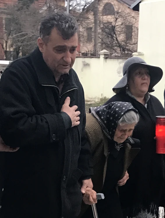 Fratele și mama Ilenei Ciuclete, sfâșiați de durere, la înmormântare