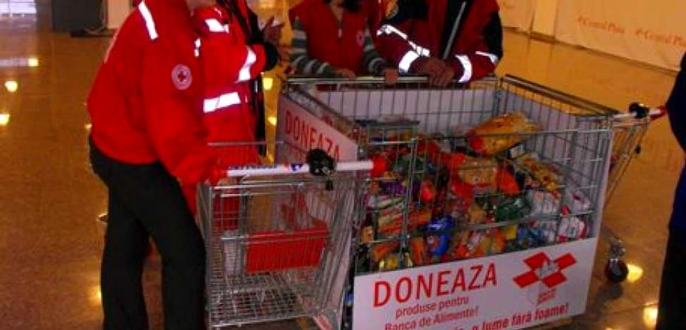 Alimentele se depun zilnic şi în weekenduri într-un coş de pe galeria Hypermarketului Real