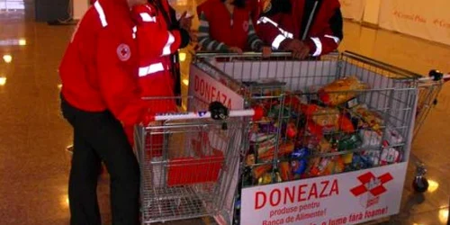 Alimentele se depun zilnic şi în weekenduri într-un coş de pe galeria Hypermarketului Real