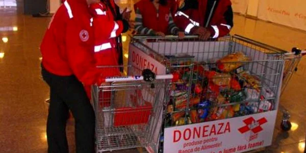 Alimentele se depun zilnic şi în weekenduri într-un coş de pe galeria Hypermarketului Real