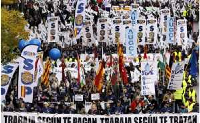 Poliţiştii, una dintre categoriile afectate de măsurile de austeritate Sursa foto Washington Post