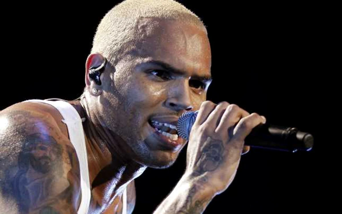 Chris Brown (23 de ani) îşi completează activitatea muzicală cu modellingul. FOTO Reuters