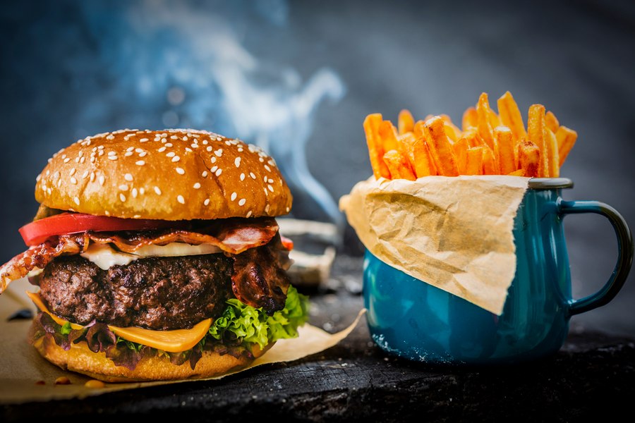 Cum au ajuns românii mari consumatori de fast-food. Nutriționist: „Crește riscul de apariție a obezității”