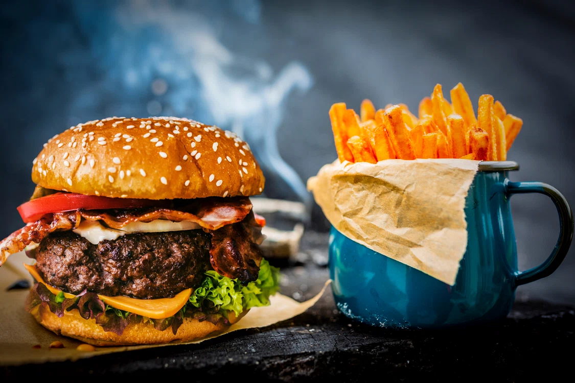 Un hamburger cu o porție de cartofi prăjiți