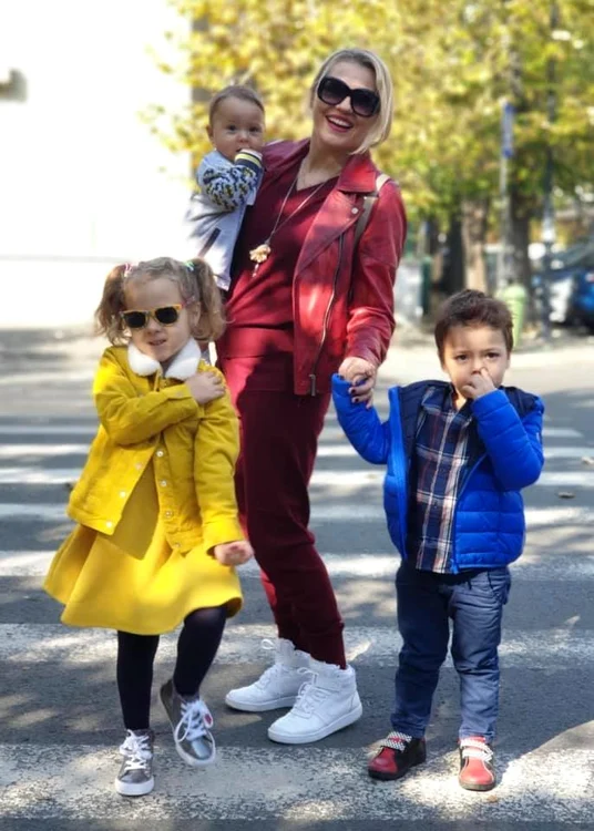 Soacra esrte cea care o ajută ep Mirela să aibă grijă de cei trei copii, Carla (5 ani), Vladimir (3 ani) și Tudor (un an)