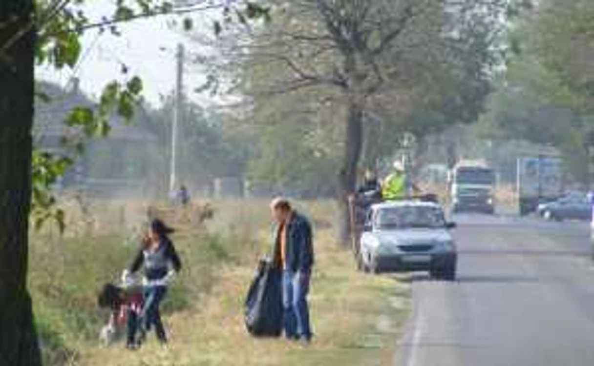 Copiii, chemaţi să strângă mizeria aruncată de adulţi. FOTO: N.BUtnaru