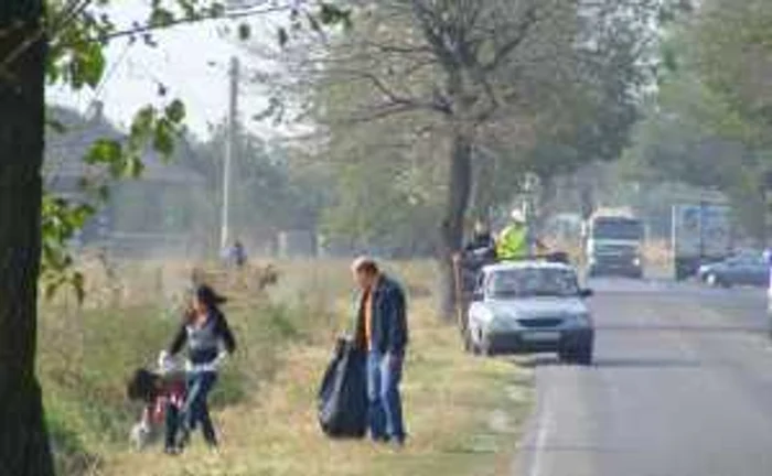 Copiii, chemaţi să strângă mizeria aruncată de adulţi. FOTO: N.BUtnaru
