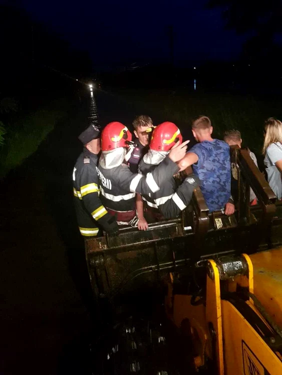 Drumul Naţional 29 A a fost blocat după ce o maşină a fost surprinsă de viitură. FOTO News.ro