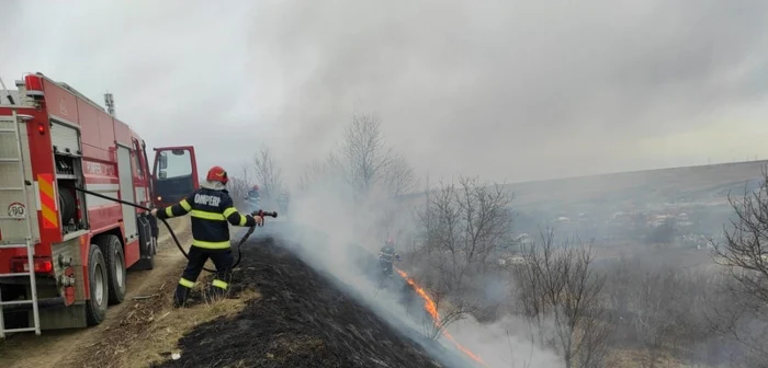 Pompierii au luptat zilnic pentru stingerea incendiilor de vegetaţie uscată FOTO ISU Botoşani