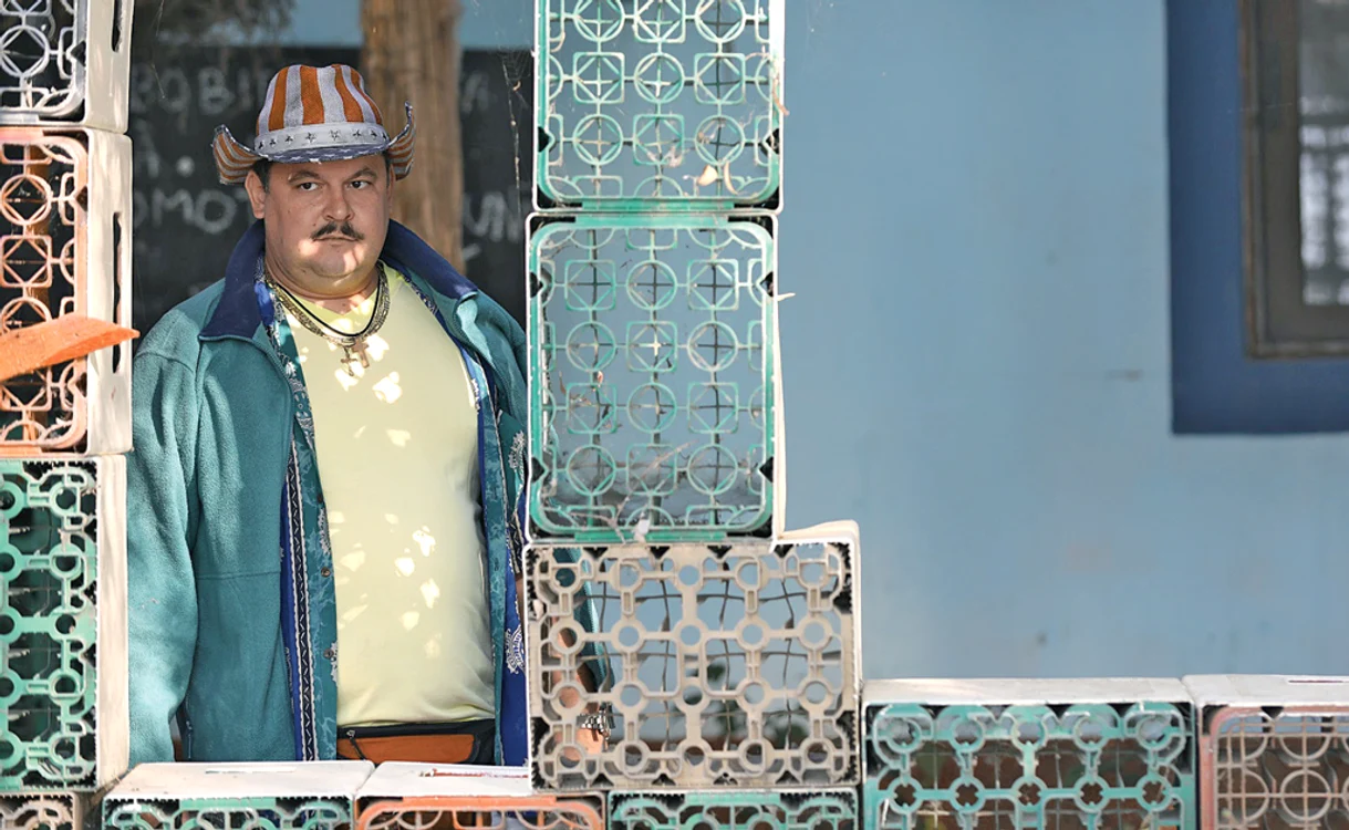 
    În „Las Fierbinţi”, actorul îl interpretează pe Bobiţă, cârciumarul satului  