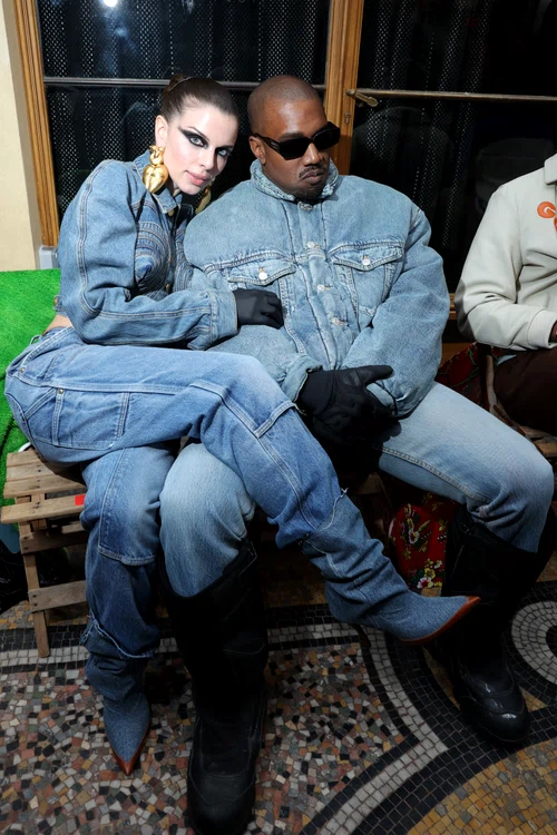 Julia Fox și Kanye West, îmbrăcați în costume de blugi