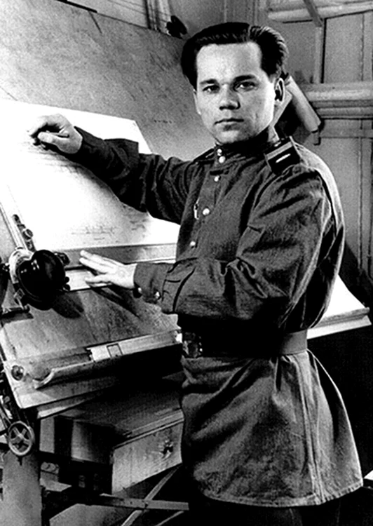 Mihail Kalașnikov, la planșa de proiectare, în anii '40