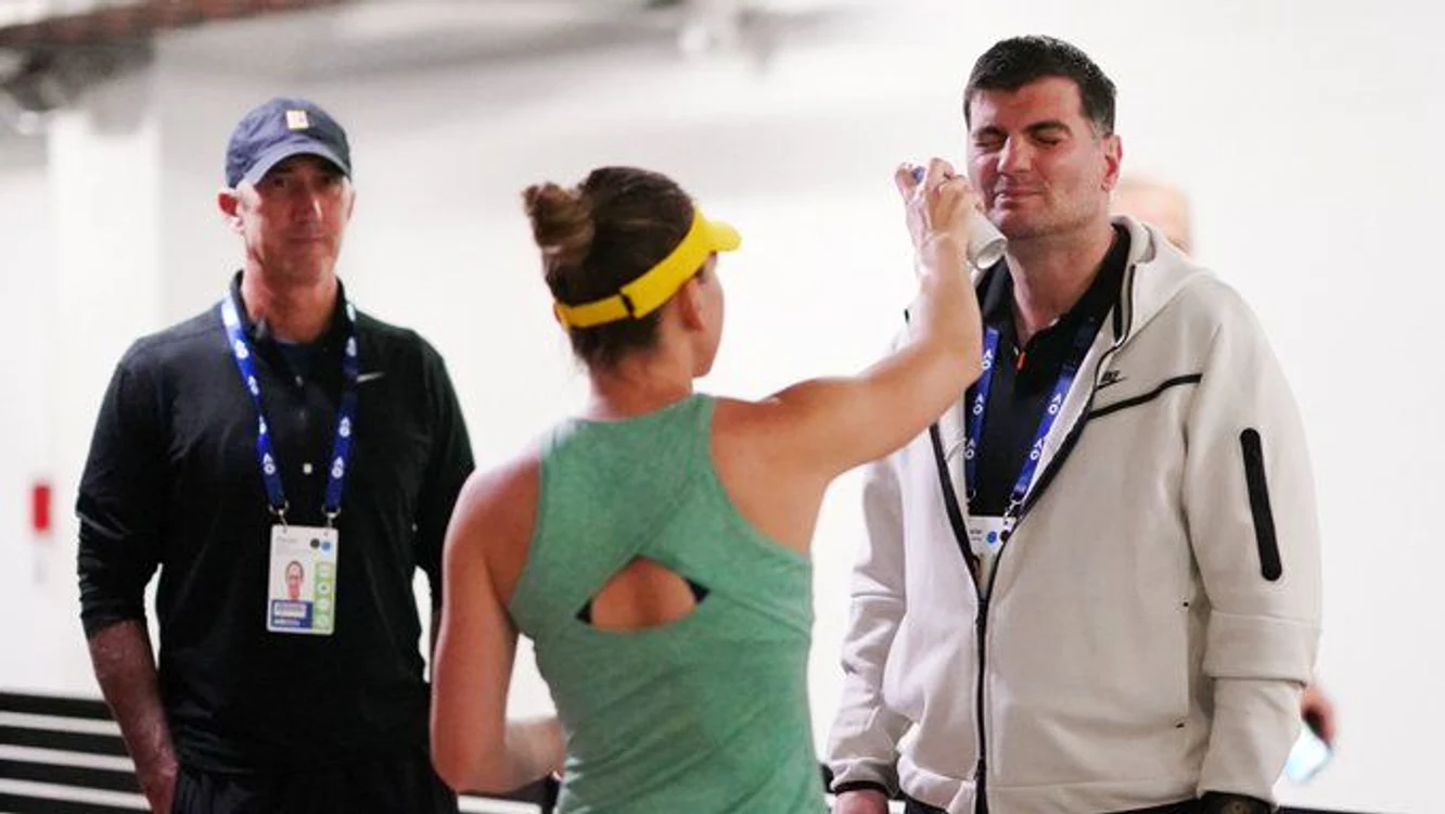 
    Simona Halep și-a orbit iubitul pentru câteva secunde, spre amuzamentul lui Darren CahillFOTO: Twitter/ Australian Open  