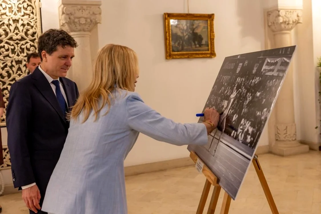 Nadia Comăneci a dat un autograf pe o poză care a făcut istorie (FOTO: Facebook/ Nicușor Dan)