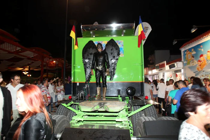 Carele alegorice au fost admirate de privitori pe străzile staţiunii Mamaia