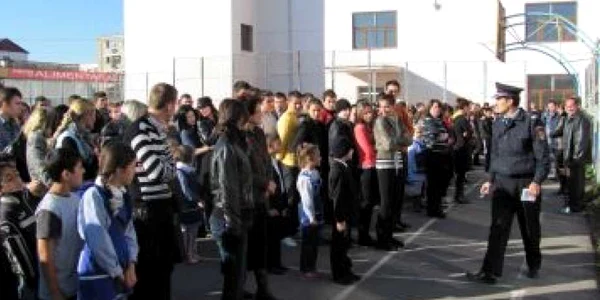 Târgu-Jiu: Elevii au fost evacuaţi în curtea liceului
