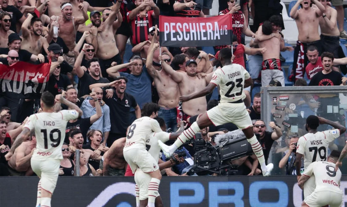 AC Milan, bucurie maximă după victoria contra lui Napoli. Foto EPA EFE