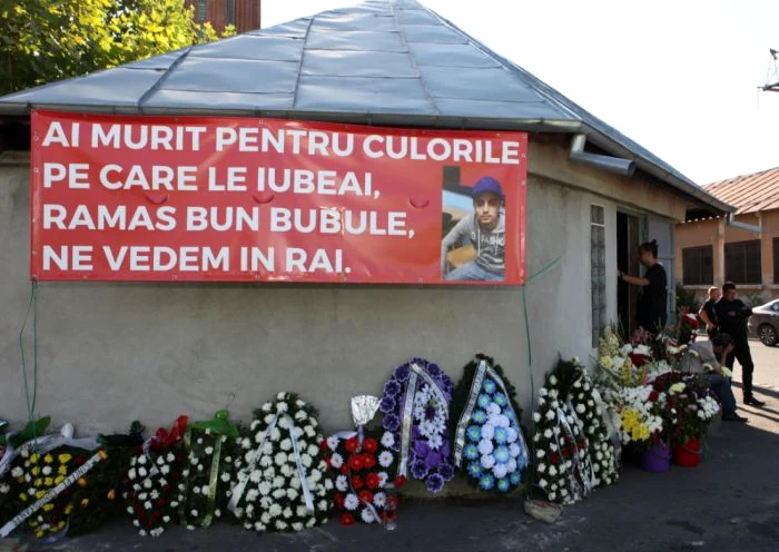 
    Mesaj emoționant pentru tânărul dinamovist ucis de un suporter al SteleiFoto: Florin Șuler  