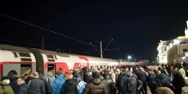 Angajaţi ai unei companii auto din Iaroslavl se urcă în tren pentru o conferinţă de la Moscova FOTO Facebook
