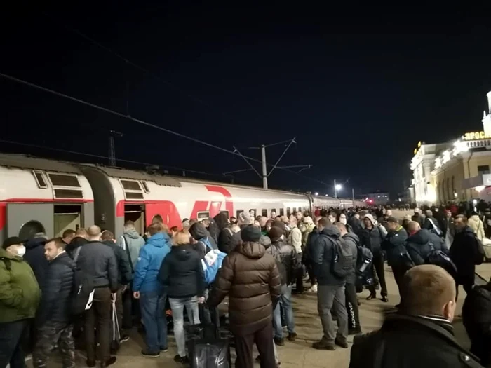 Angajaţi ai unei companii auto din Iaroslavl se urcă în tren pentru o conferinţă de la Moscova FOTO Facebook