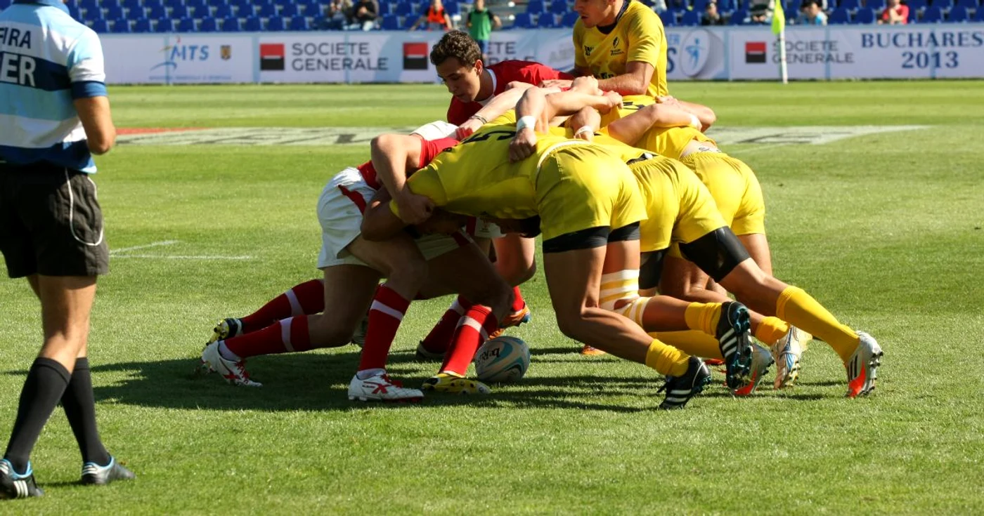 "Stejarii" (în galben) s-au descurcat onorabil în faţa puternicei selecţionate a Ţării Galilor, dar au pierdut cu 10-14. FOTO: Marian Iliescu