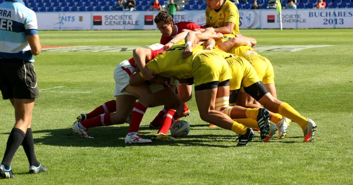 "Stejarii" (în galben) s-au descurcat onorabil în faţa puternicei selecţionate a Ţării Galilor, dar au pierdut cu 10-14. FOTO: Marian Iliescu