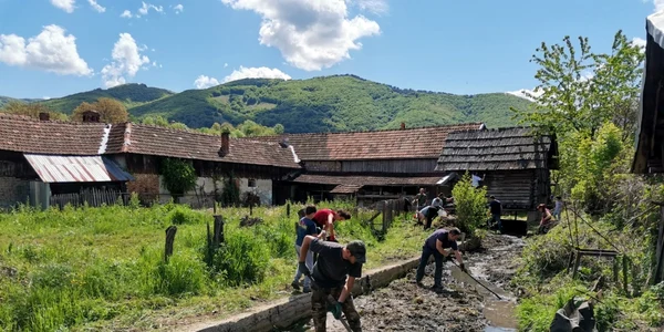 Acţiunea de voluntariat Hai la Rudăria! FOTO Ş.BOTH