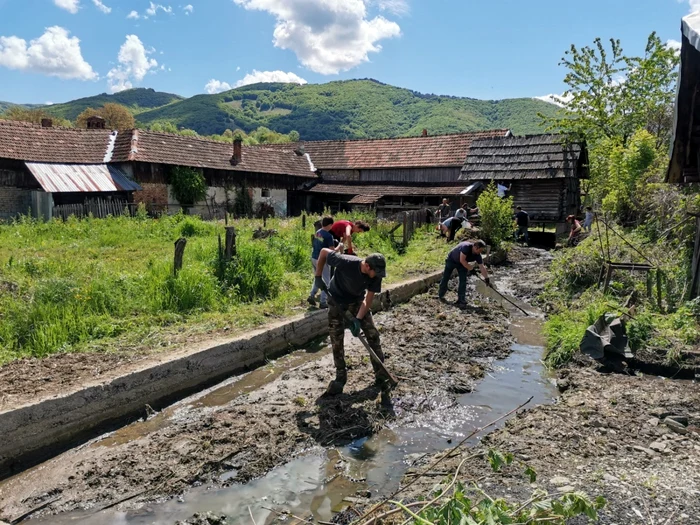 Acţiunea de voluntariat Hai la Rudăria! FOTO Ş.BOTH