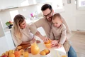 Familie prepara suc de portocale JPG