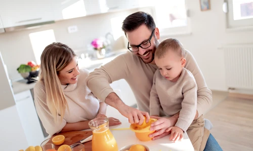 Familie prepara suc de portocale JPG
