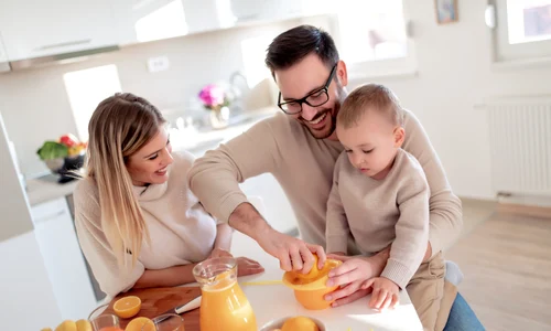 Familie prepara suc de portocale JPG