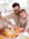 Familie prepara suc de portocale JPG