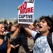 400 de studenţi veniţi în SUA prin programul de vize J-1 au protestat după ce au fost exploataţi de compania Hershey, cel mai mare producători de produse de ciocolată din SUA