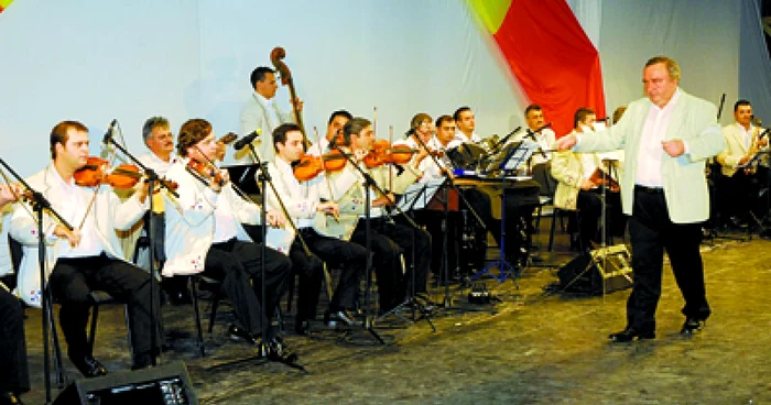 Orchestra a purtat banderole albe, în semn de protest